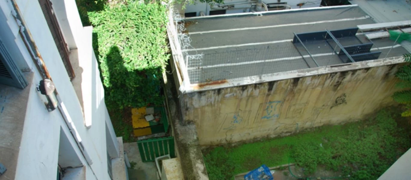 Ιεpόδουλη πήγε να την «κάνει» από το παράθυρο μετά από έφοδο της Αστυνομίας- Την τράβηξαν ξανά πάνω